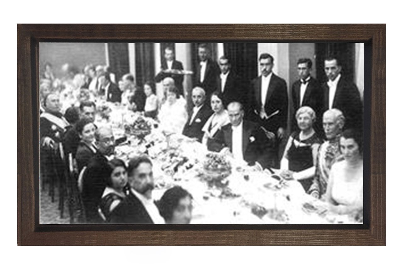 Atatürk ve Yemek Masası Tablosu Kahverengi Ahşap Çerçeve - 100x150
