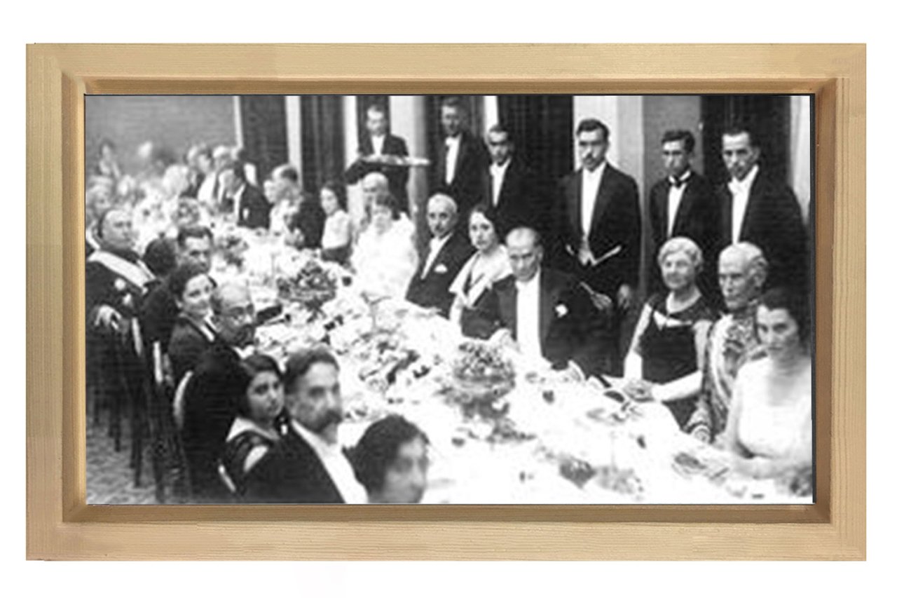 Atatürk ve Yemek Masası Tablosu Naturel Ahşap Çerçeve - 50x70