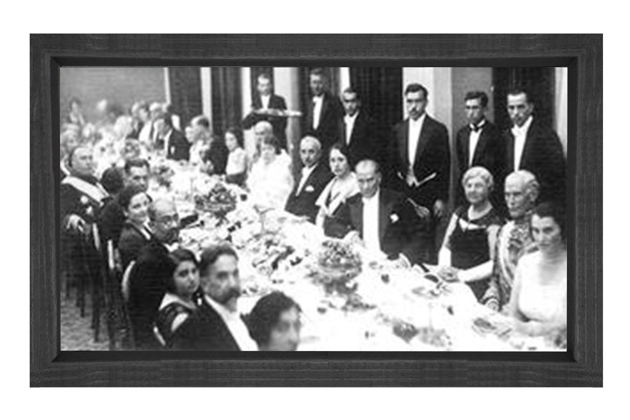 Atatürk ve Yemek Masası Tablosu Siyah Ahşap Çerçeve - 40x60