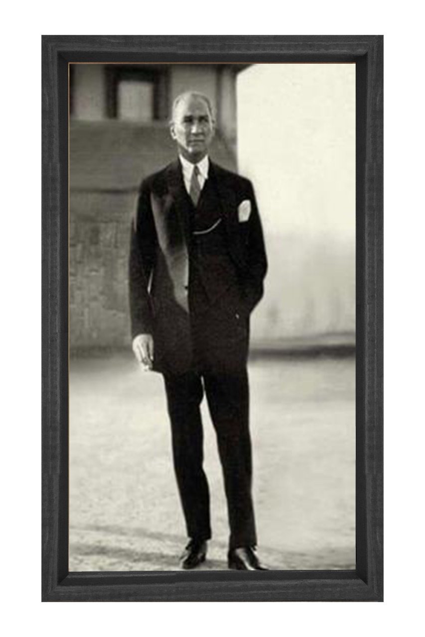 Atatürk Takım Elbiseyle Tablosu