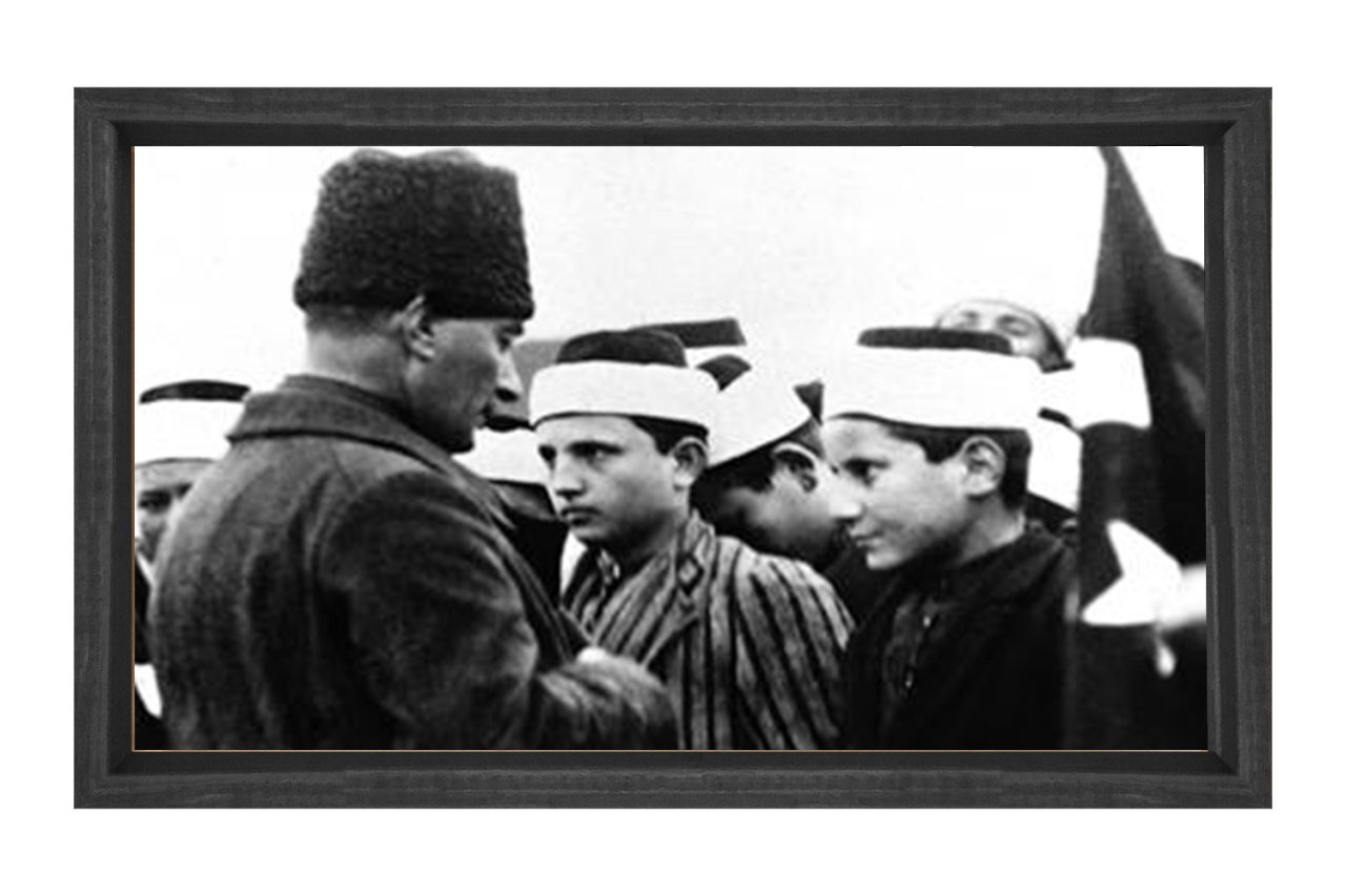 Atatürk Öğrencilerle Tablosu