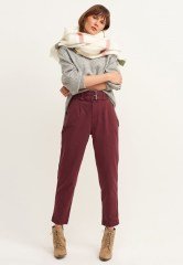 Carrot-Fit Kemerli Pantolon ve Kapüşonlu Triko Kombini