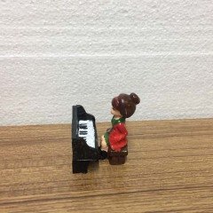 Piyano Çalan Bayan Obje