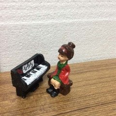 Piyano Çalan Bayan Obje