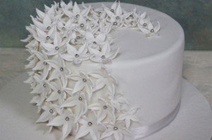 Beyaz Çiçekler Nişan Pastası