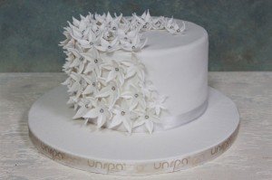 Beyaz Çiçekler Nişan Pastası