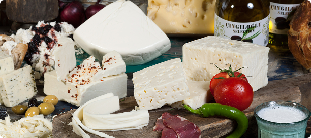 Anadolu’nun dört bir yanındaki köklü ve butik üreticilerden özenle seçtiğimiz en lezzetli peynirleri sizlerle buluşturuyoruz. Üreticilerimizle 20 yılı aşkın süredir güvene dayalı bir iş birliği içinde çalışıyor, kendi mandıramızda ürettiğimiz peynirlerin yanı sıra üretmediğimiz çeşitlerin de en iyilerini sizlere sunuyoruz.