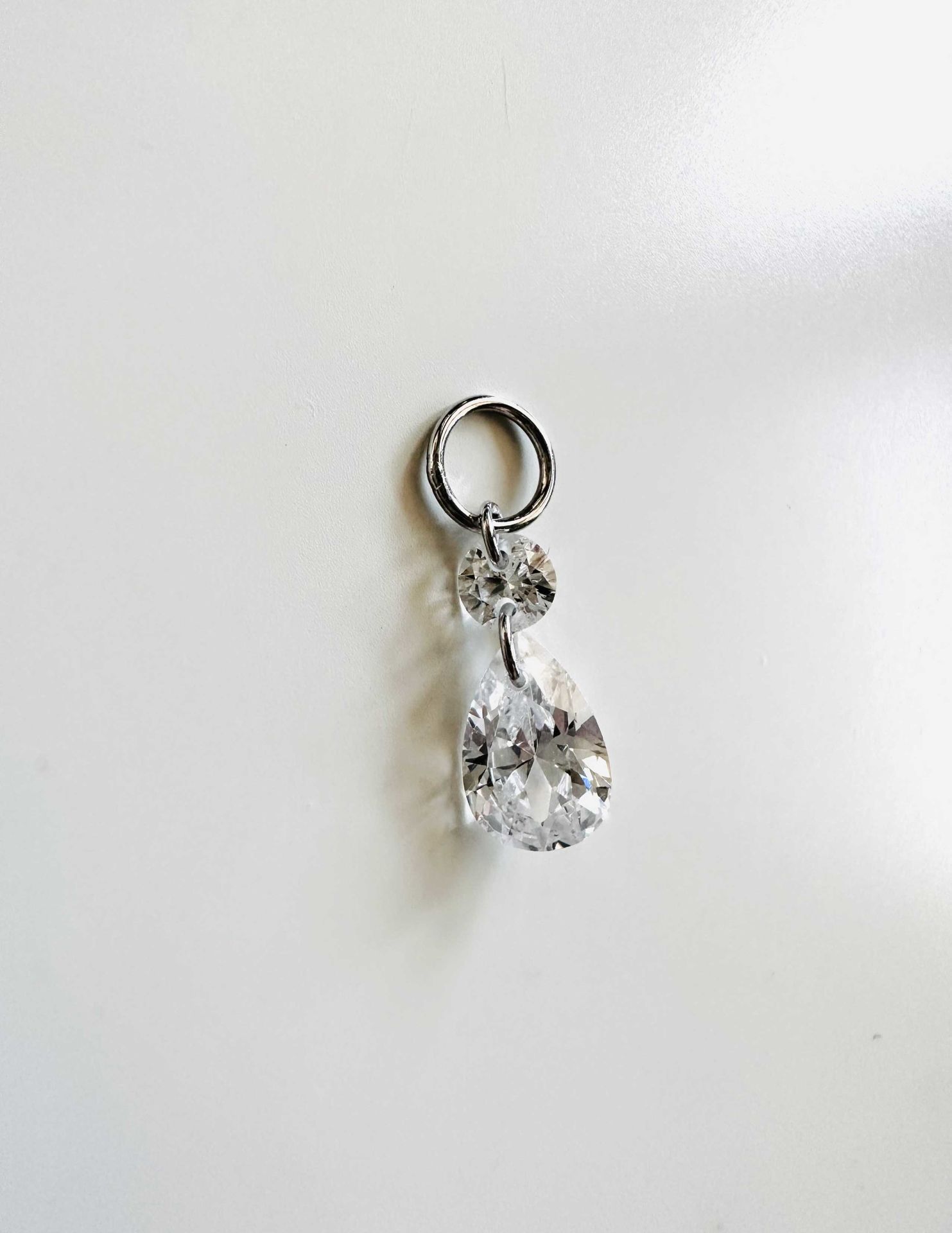 Marla Beyaz Taşlı Küpe Charm