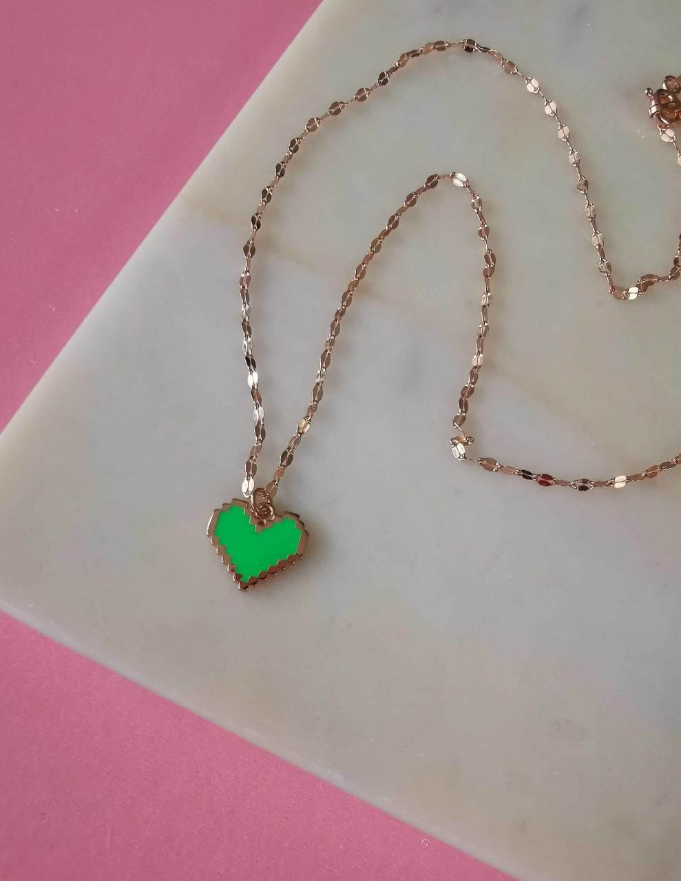Neon Yeşil Mineli Mini Kalp Kolye