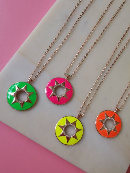 Neon Yeşil Mineli Plaka Yıldız Delik Kolye