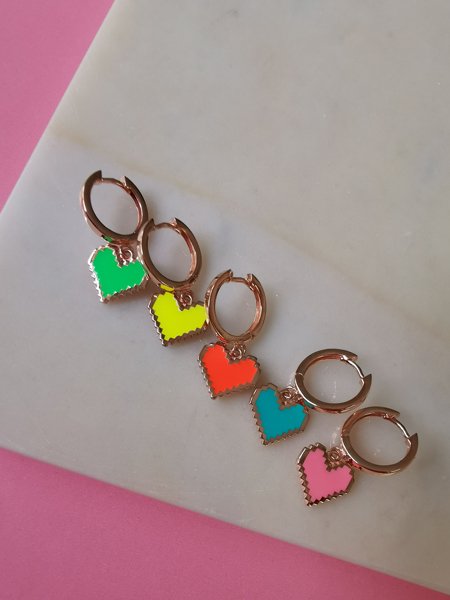 Pudra Pembe Mineli Tırtıklı Kalp Küpe TEK