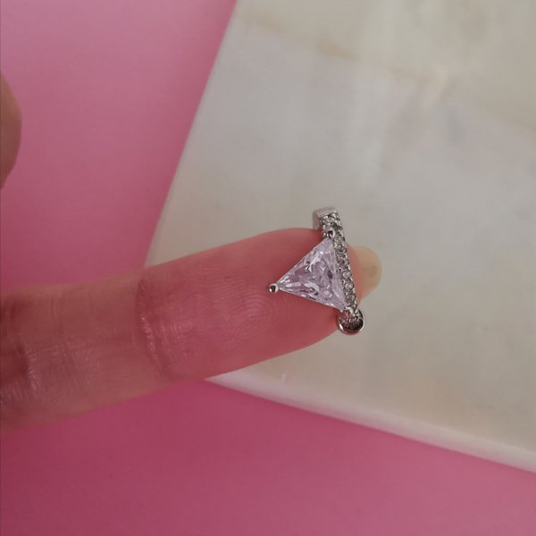 Üçgen Taşlı Kıkırdak Küpe