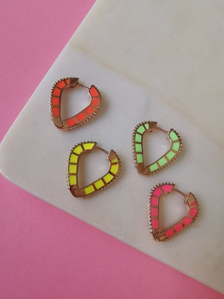 Neon Mineli Dışı Taşlı V Halka Küpe TEK