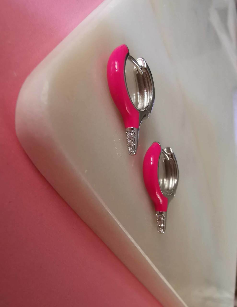 Neon Pembe Mineli Kısa Kurşun Küpe-İthal TEK