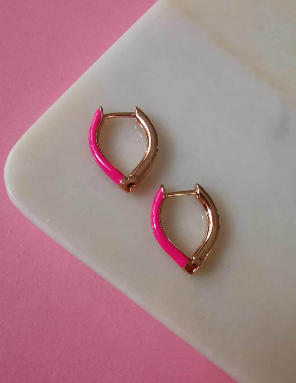 Neon Pembe Mineli Küçük V Küpe-İthal TEK