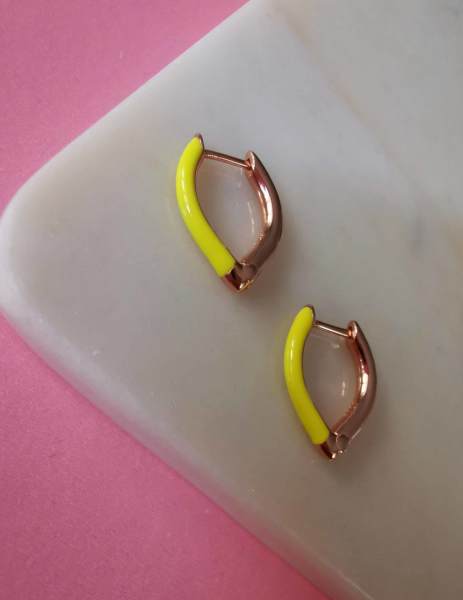 Neon Sarı Mineli Küçük V Küpe-İthal TEK