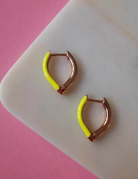 Neon Sarı Mineli Küçük V Küpe-İthal TEK