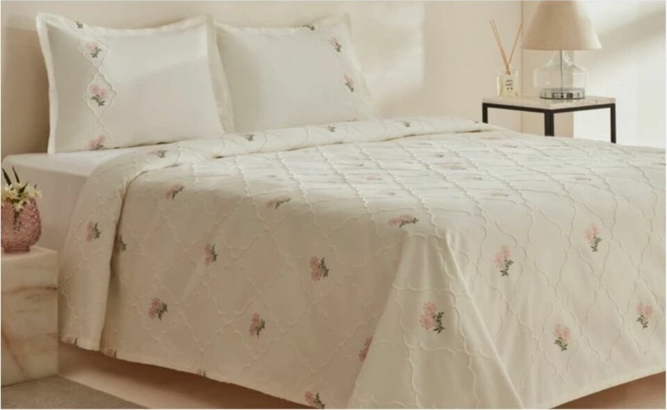 Karaca Home Myra Çiçekli Nakışlı Çift Kişilik Yatak Örtüsü Ekru
