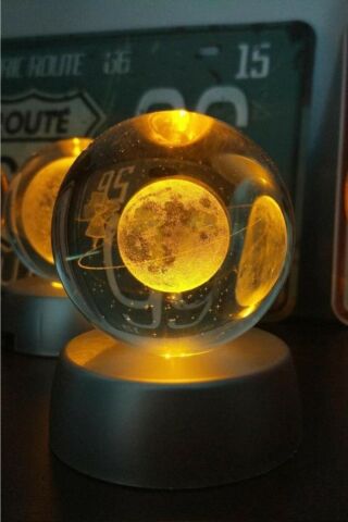 Satürn'deki Kız Işıklı Cam Küre