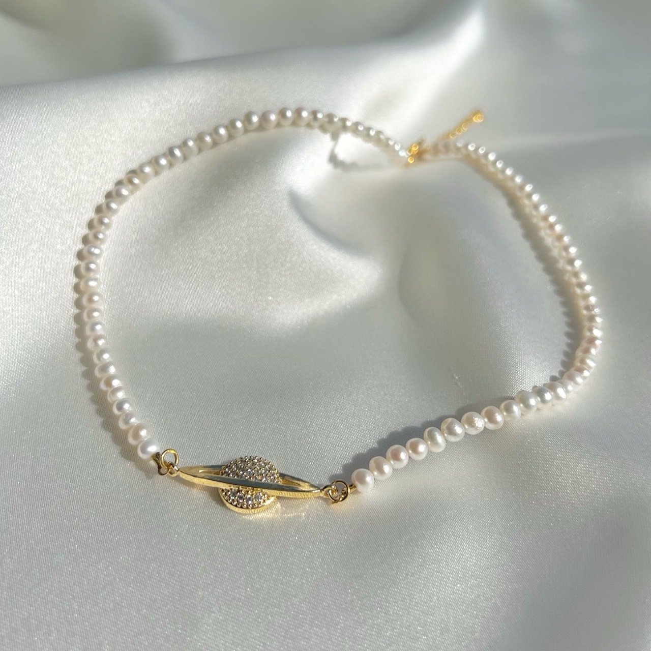 Saturn pearl choker deals