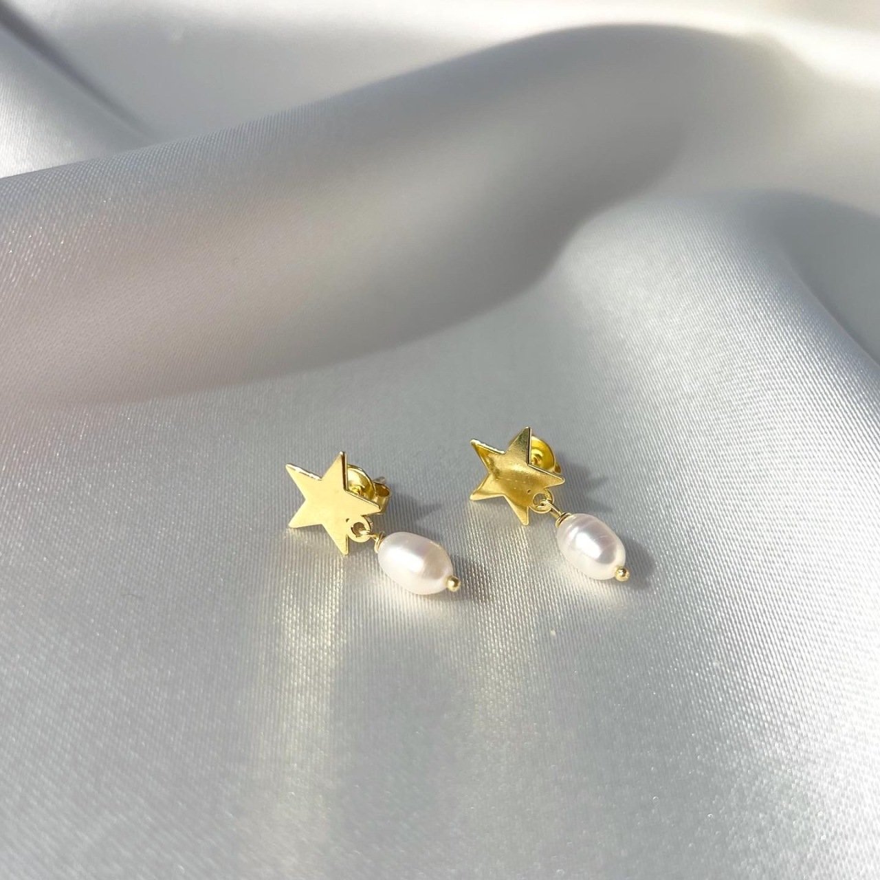 Star shaped earrings gold deals