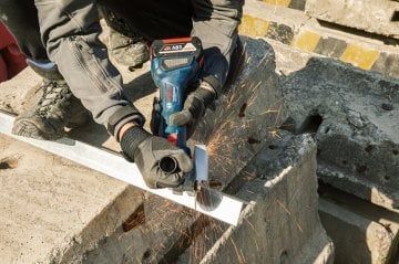 Bosch Akülü Avuç Taşlama Makinesi GWS 180-LI (2 x 4,0 Ah Akü) - 06019H9021