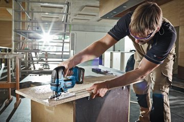 Bosch Akülü Dekupaj Testere Makinesi GST 18V-LI B (2 x 4,0 Ah Akü) - 06015A6106