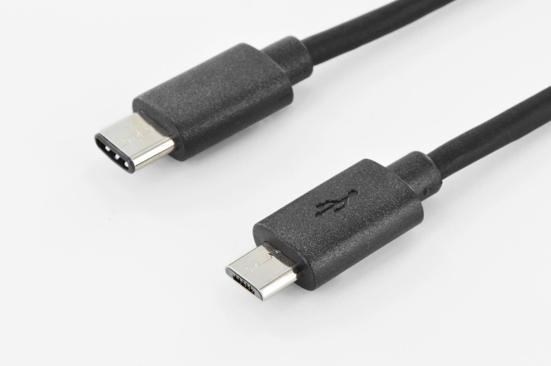 Assmann Usb Tip C Bağlantı Kablosu, Usb Tip C Erkek (Usb 3.1) - Usb Micro B Erkek (Usb 2.0), 1.80 Mt, Awg 24/28, 2X Zırhlı, Ul, Nikel Kaplama, Siyah Renk