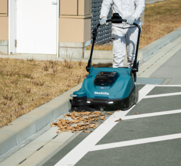 Makita Akülü Süpürme Aracı