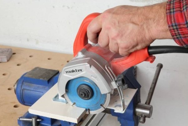 Maktec MT412 TAŞ BETON İÇİN 125MM KURU KESİCİ 1250W - MAKMT412