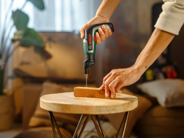 Bosch Akülü Vidalama Makinesi IXO 7 (Entegre Akü 2,0 Ah) + Şerit Metre, Vidalama Seti ve Maket Bıçağı Hediyeli