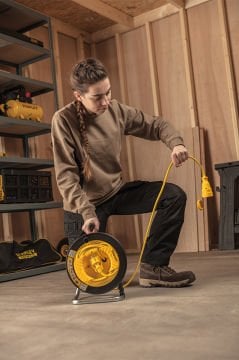 Stanley IP44 Kamp ve Karavan Tipi 1 Soketli 25+2 Metre Makaralı Kablo 3x1.5 mm H05VV-F