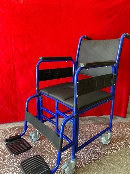 Katlanır Tekerlekli Banyo Tuvalet Sandalyesi