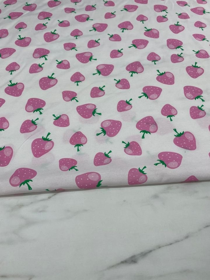 Çilek Desen Ebiselik Pamuklu Poplin Kumaş