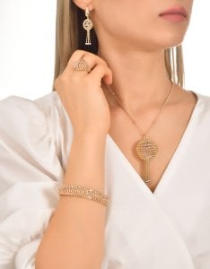 TSE 2118 is 8.90g gold necklace