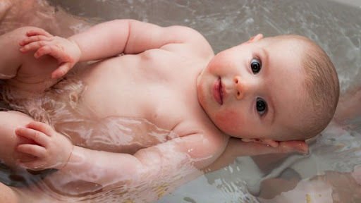 Yenidoğan Bebeğin Banyosu
