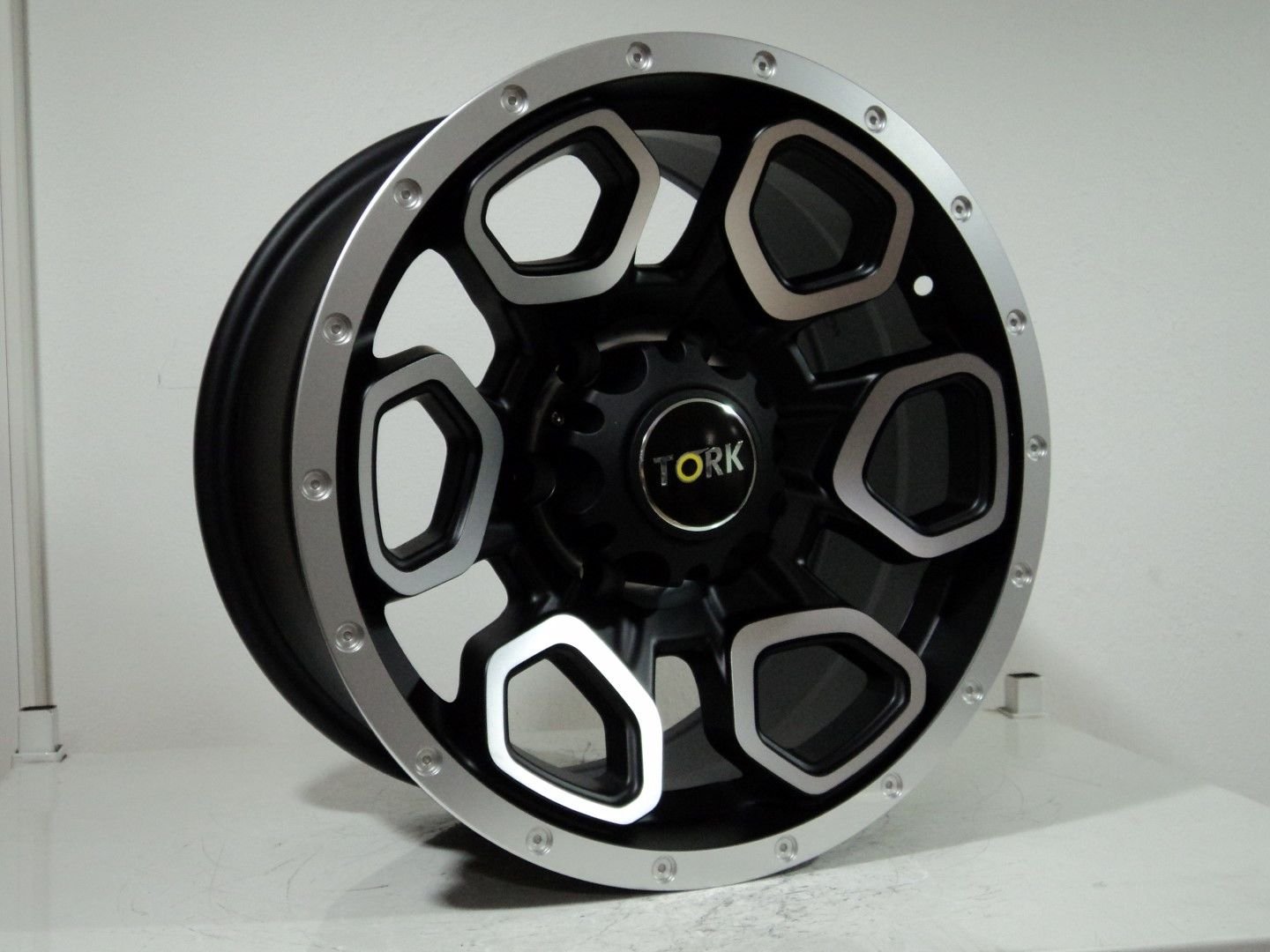 X-Class Navara 17'' İnç 6X114.3 Off-Road Black Machined  Jant Takım