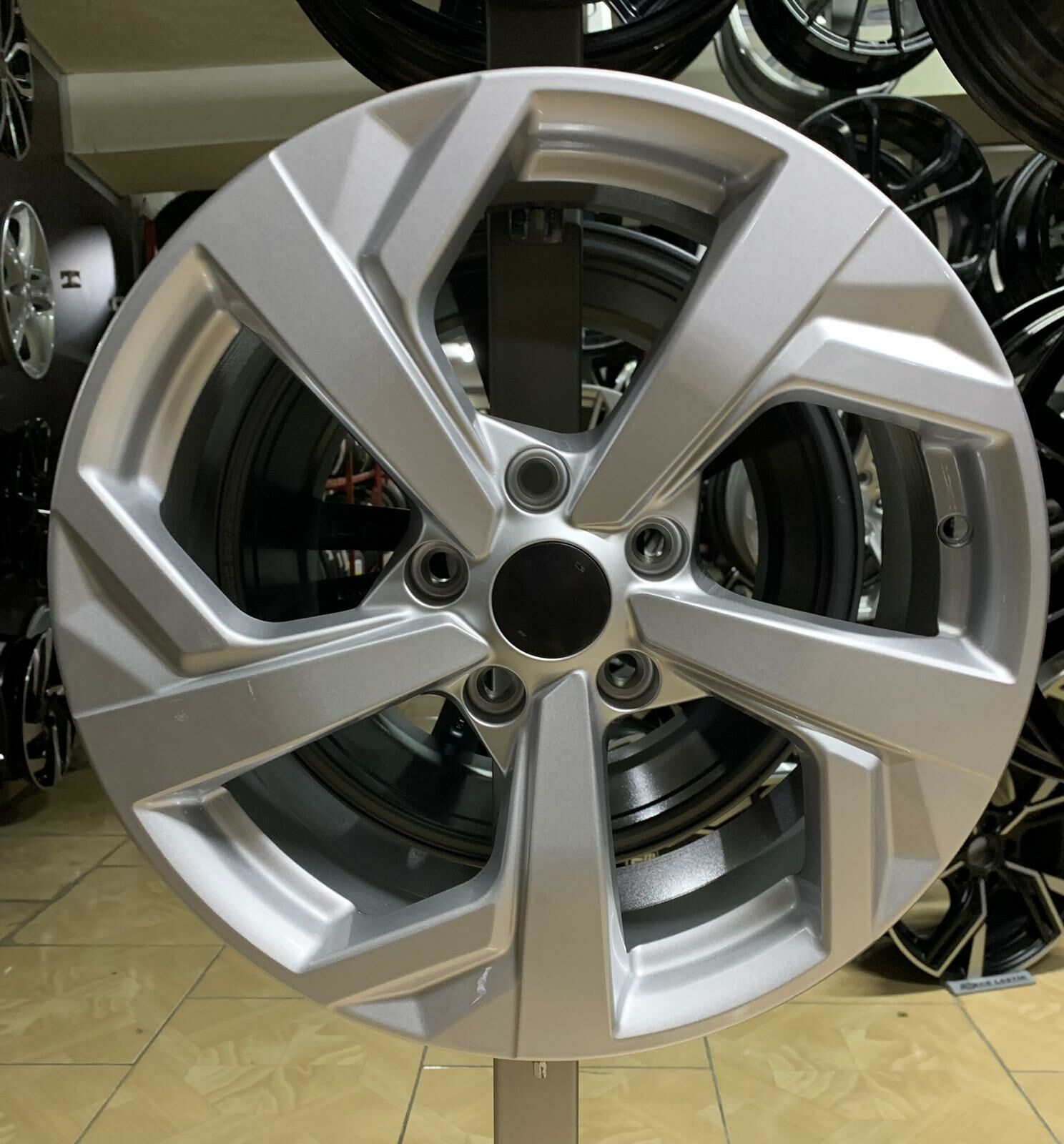 18 İnç 5X114.3 Ford Honda Hyundai Toyota Silver Jant Takım