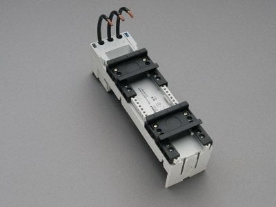 kablolu bara adaptörü 32 A 2 adet ayarlanabilir montaj rayı 54 x 200, AWG 10 (6 mm²) ile