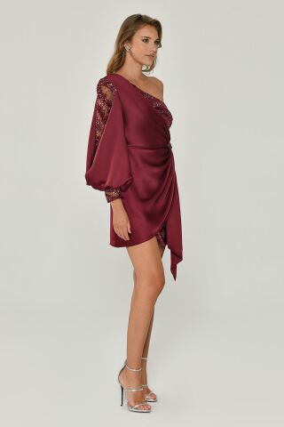 ONE SLEEVE SHORT DRESS WITH SIDE ACCESSORIES