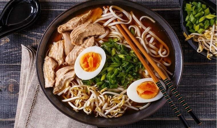 Japon Mutfağının Geleneksel Tatlarından: Tonkotsu Ramen Tarifi