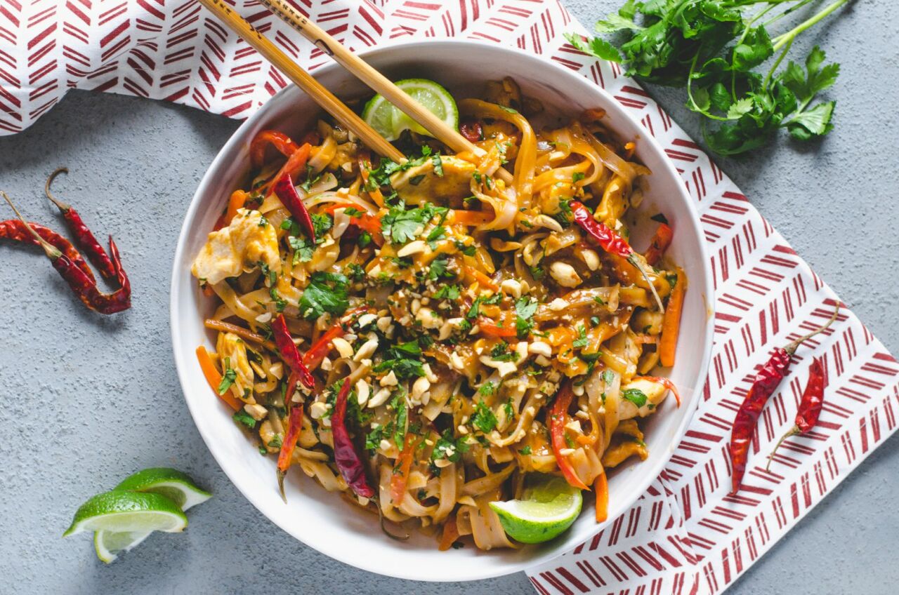 Thai Mutfağının Lezzetli ve Hafif Yemeği: Pad Thai Tarifi