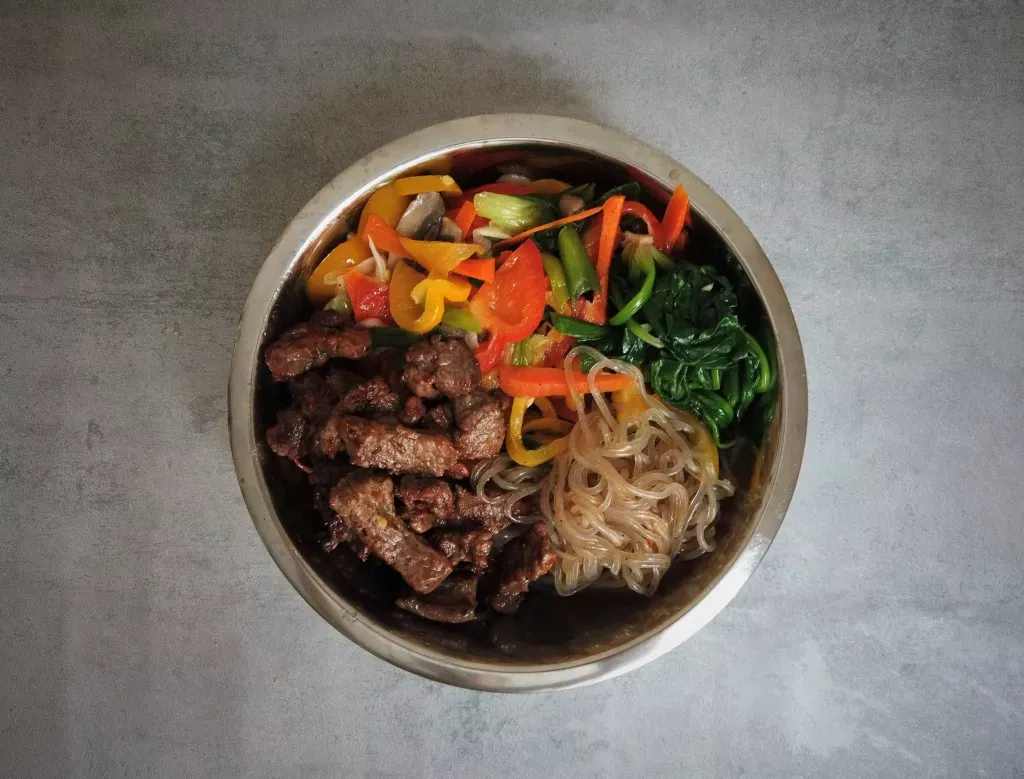 Kore Mutfağından Lezzetli Bir Tarif: Japchae (Kore Usulü Cam Şehriye)