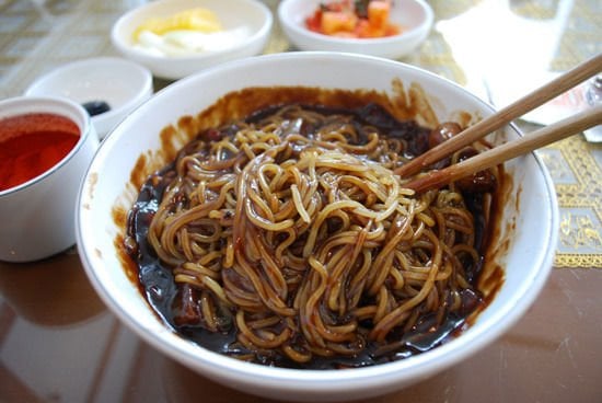 Kore Mutfağından Lezzetli Bir Tarif: Jajangmyeon (Kore Usulü Siyah Fasulye Soslu Noodle)