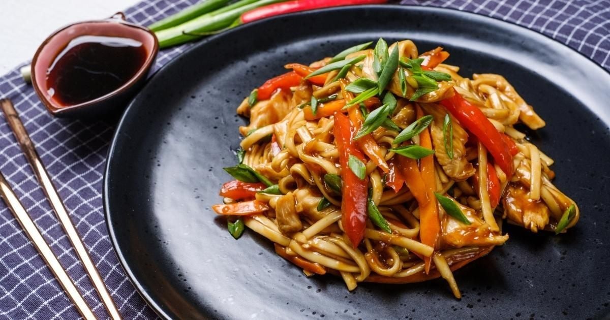 Lo Mein Noodle Tarifi: Çin Sokak Lezzetlerini Evinize Taşıyın