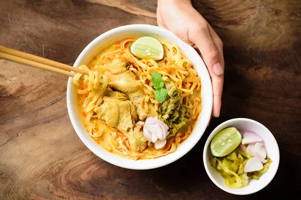 Khao Soi: Kuzey Tayland’ın Noodle Çorbası