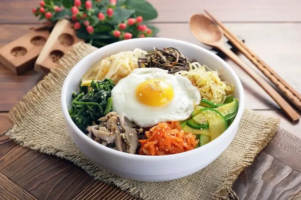 Bibimbap: Renkli Sebzeli Pirinç Tabağı