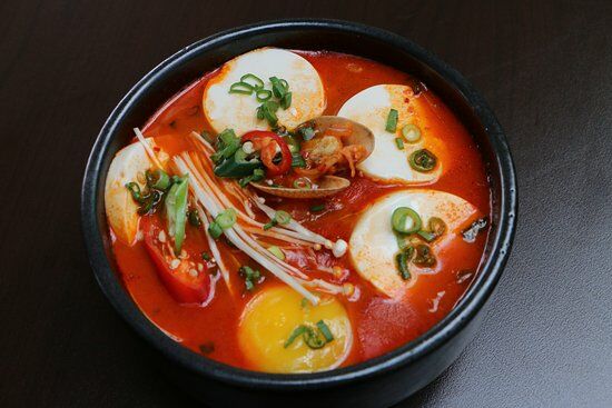  Sundubu Jjigae: Yumuşak Tofu Çorbası