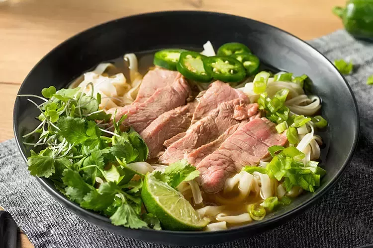 Vietnam Usulü Pho Çorbası Yapımı – Sushi Sepeti’nden Pratik Bir Tarif