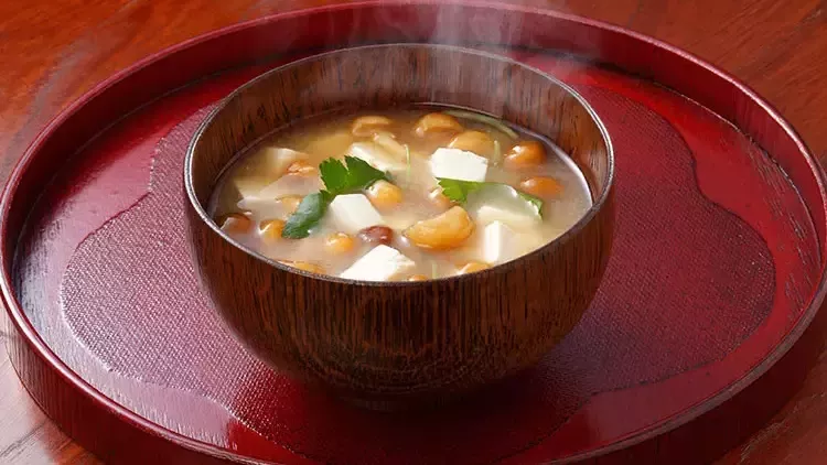Japonların Kahvaltı Favorisi: Miso Çorbası Tarifi – Sushi Sepeti’nden Pratik Bir Tarif